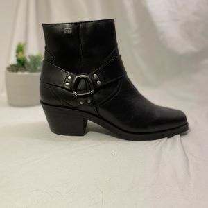 Black thorete genuine leather bootie by Musse & Cloud